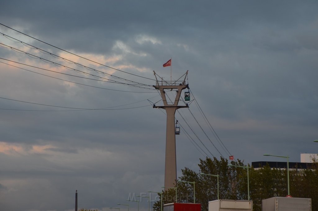 Einsatz BF Hoehenretter Koelner Seilbahn Hoehe Zoobruecke P2084.JPG